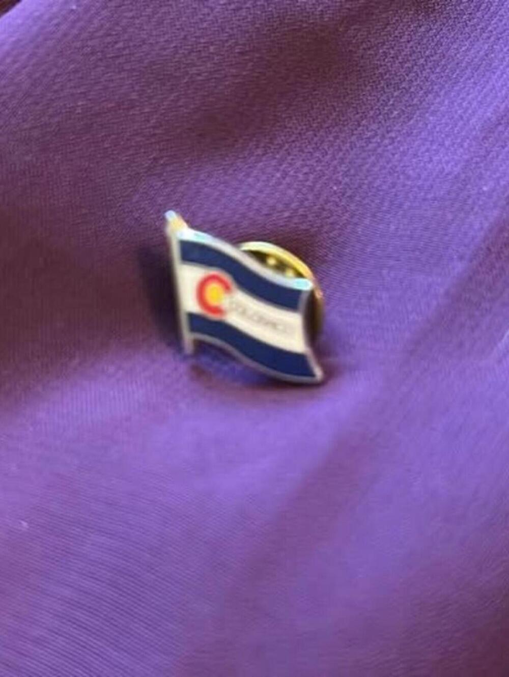 Colorado state flag lapel pin.